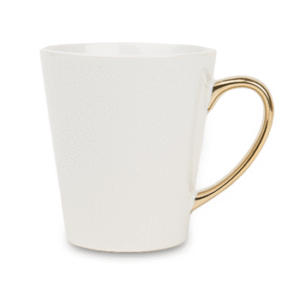 Kubek latte ze złotym uchwytem